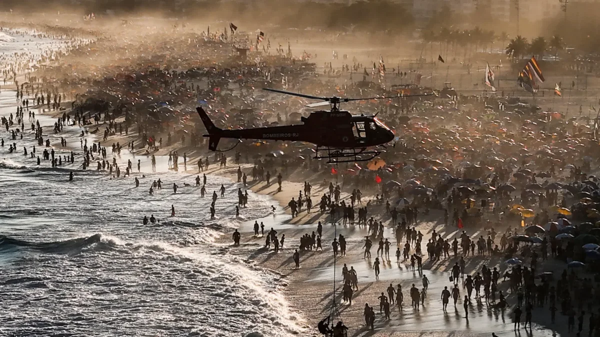 Un helicóptero de bombeiros marítimos realizando un rescate en la playa de Leme, Rio de Janeiro (Brasil) en plena ola de calor.