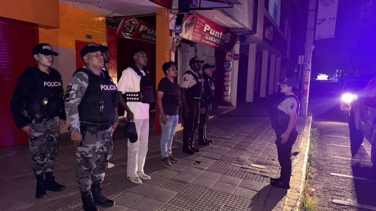 Toque de queda en Esmeraldas dejó 123 detenidos durante operativos policiales.