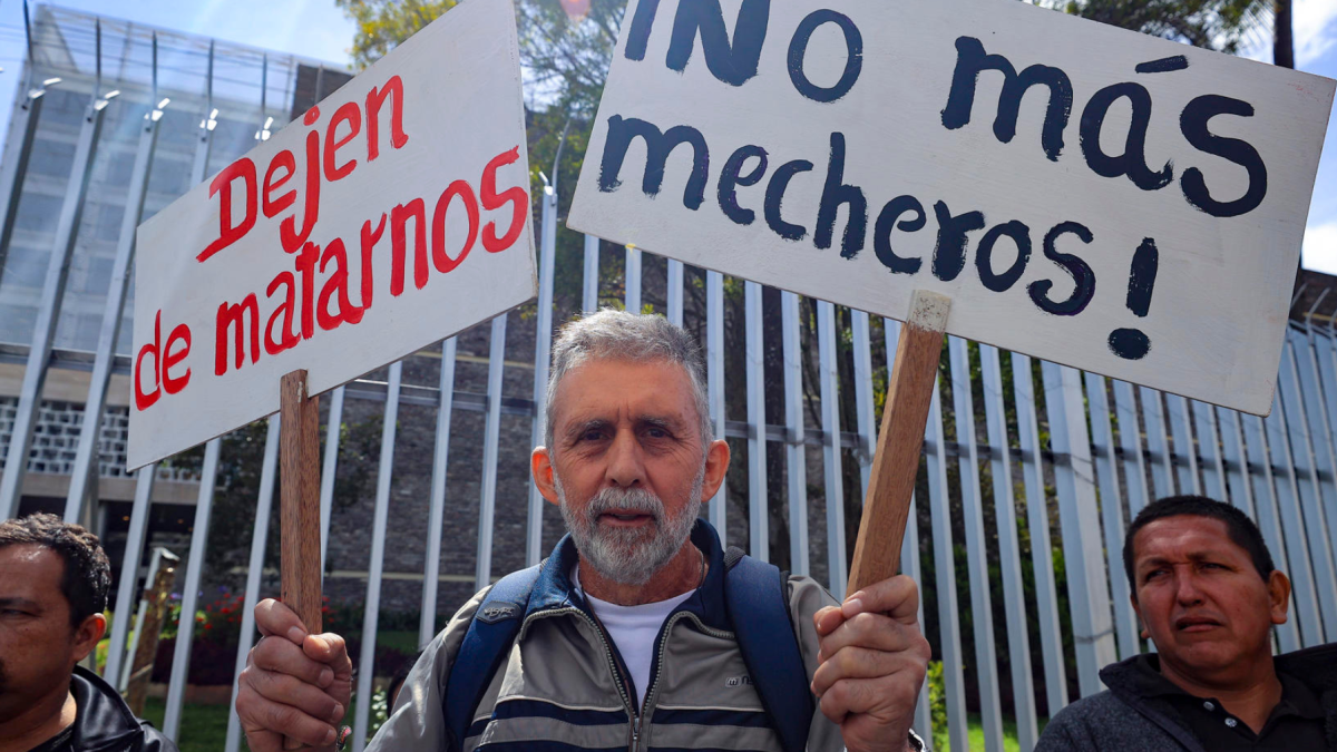 Pacientes y ciudadanos protestan en la Amazonía contra el abandono estatal, con carteles que denuncian la contaminación por mecheros.