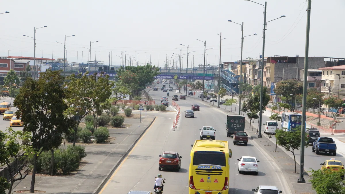 Conductores cuestionan el diseño de la ciclovía por el estrechamiento de carriles en Guayaquil.