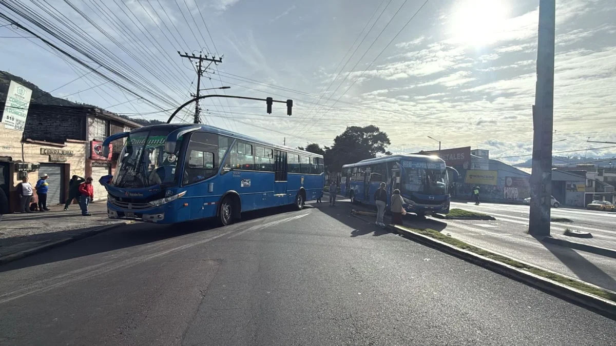 Personal de emergencia atendió a las víctimas de dos siniestros viales ocurridos en el norte y sur de Quito.