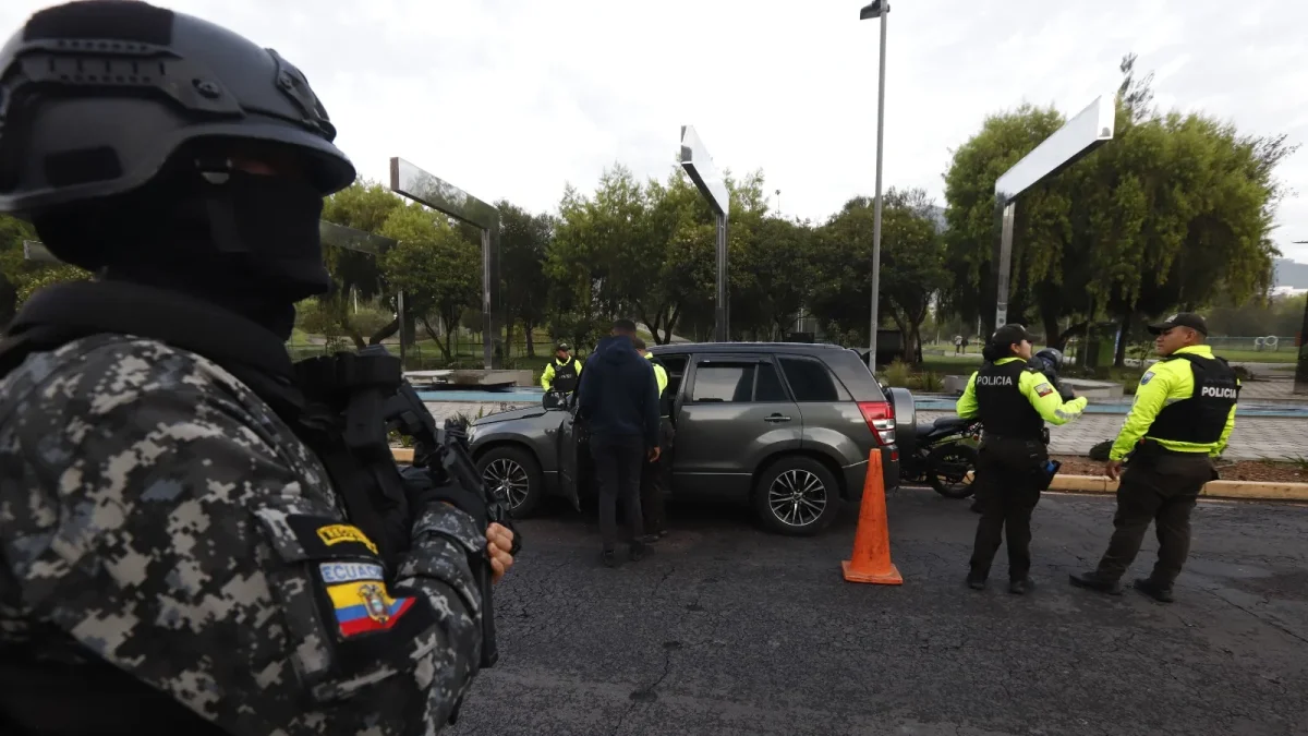 Policía. La mañana de ayer, último día del toque de queda, se desplegó un operativo en la avenida de los Shyris.