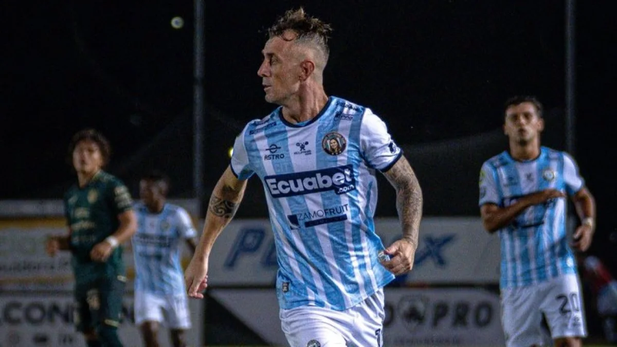 Damián Díaz y la camiseta del Guayaquil City.
