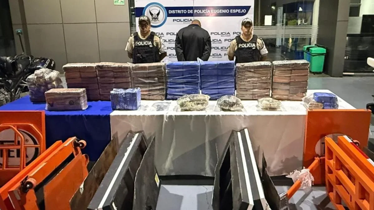 Según las investigaciones preliminares, la droga tenía como destino Perú, donde cada paquete alcanzaría un valor aproximado de 1.200 dólares.