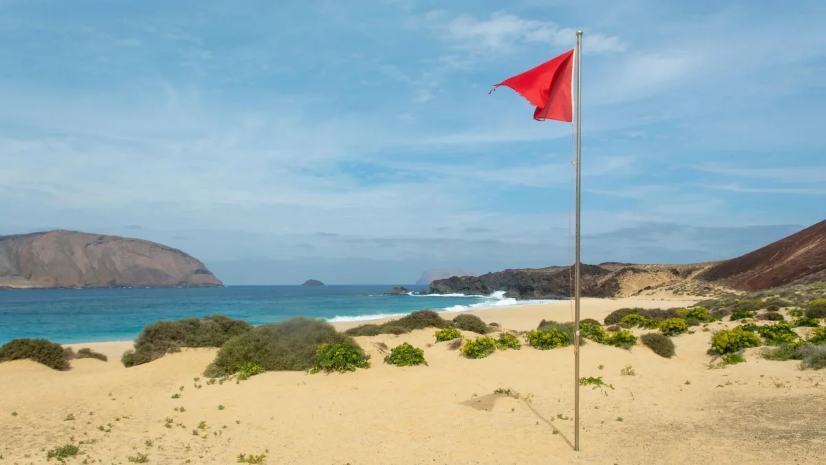 Ecuador activó bandera roja en 14 playas este 19 de mayo por fuerte oleaje y aguaje.