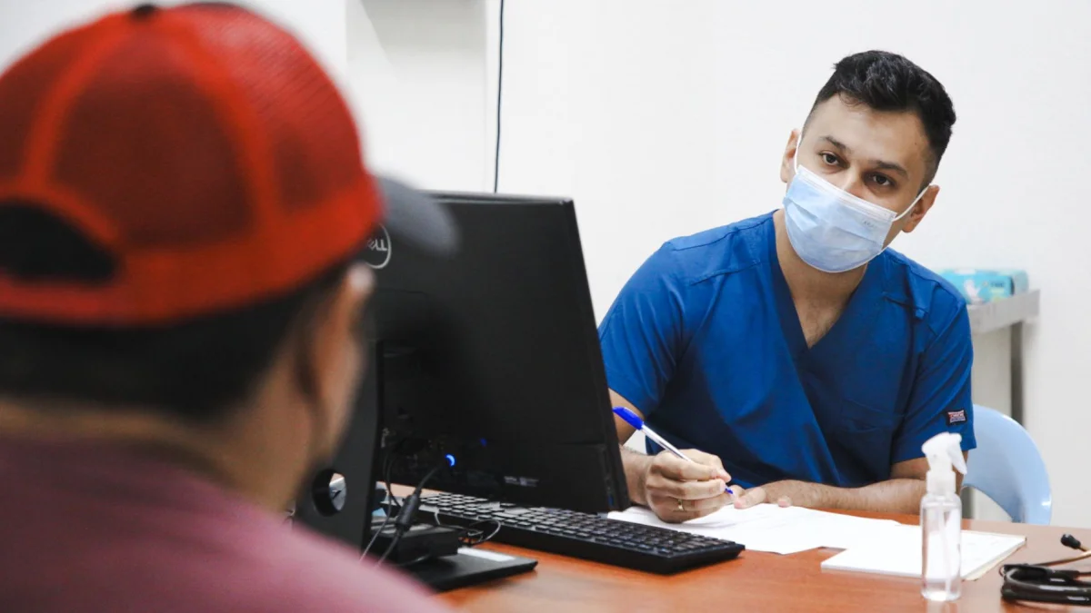 En los centros médicos municipales se ha dispuesto el uso de mascarillas para prevenir el contagio de enfermedades respiratorias.