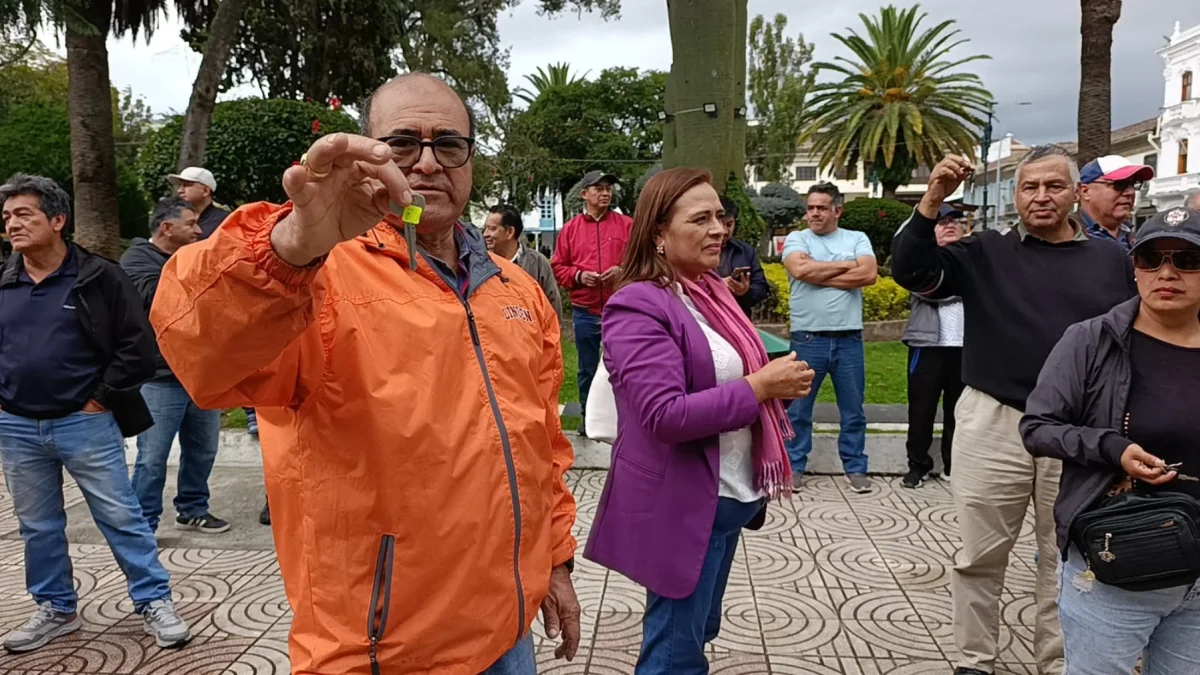 Paralización del transporte urbano deja sin movilidad a Loja y manda a clases virtuales