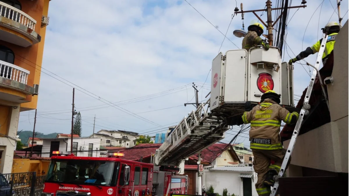 Los bomberos atendieron la emergencia de un hombre que se electrocutó en Lomas de Urdesa.