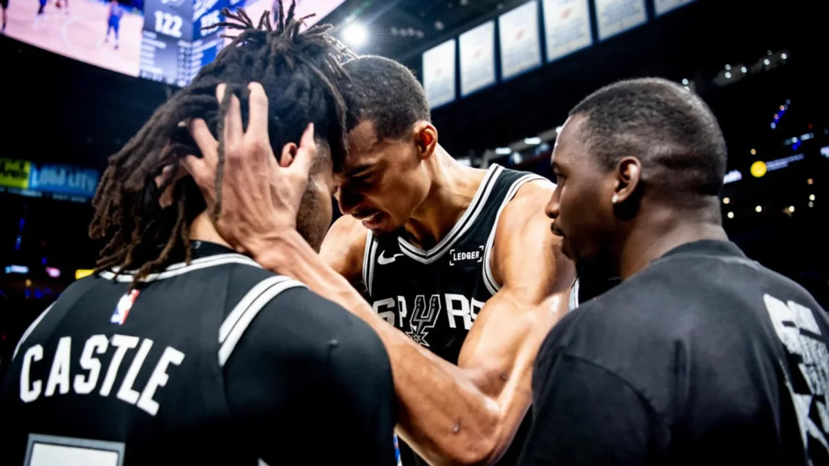 Victor Wembanyama y Stephon Castle durante un encuentro de los San Antonio Spurs en la NBA.