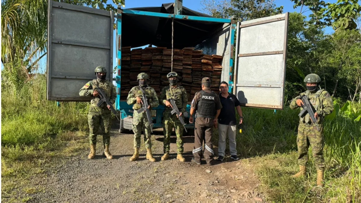 El Ejército destruyó excavadoras y campamentos mineros en Napo y Morona Santiago.