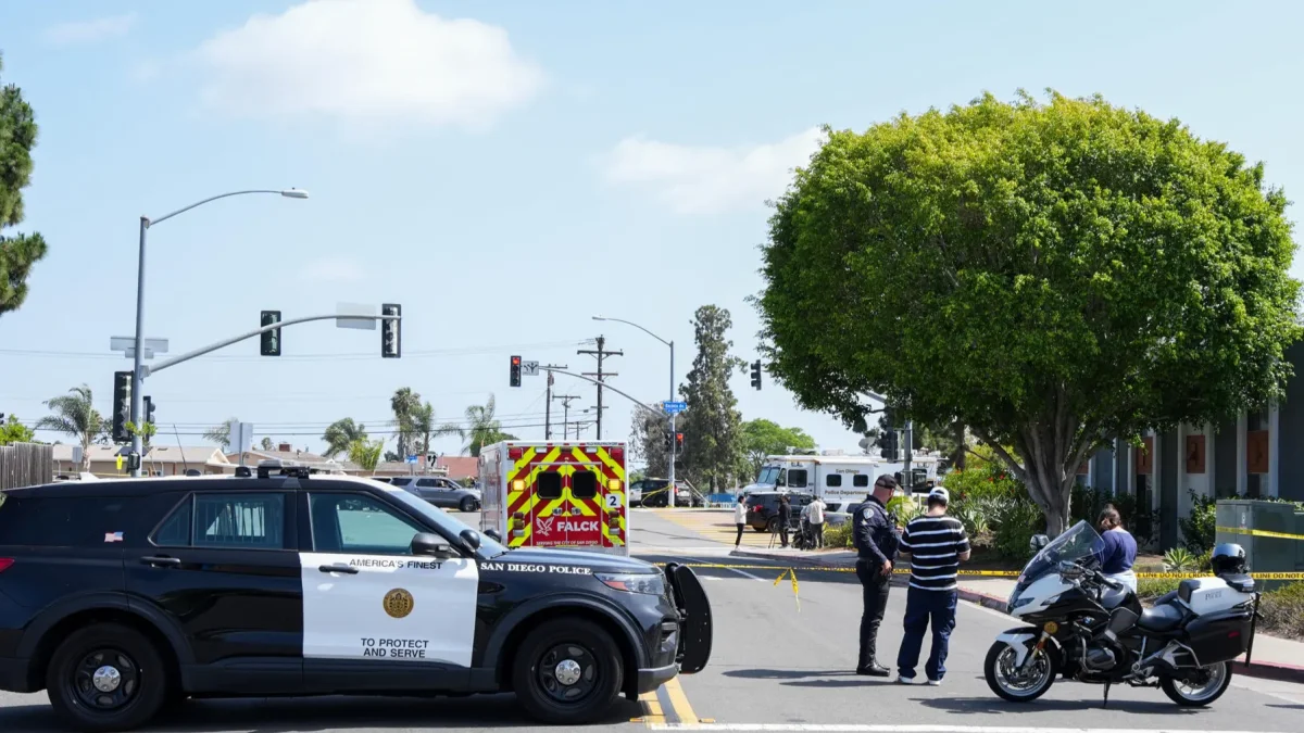 Integrantes de la Policía de San Diego custodian la zona del ataque contra una mezquita este lunes, en San Diego (Estados Unidos).