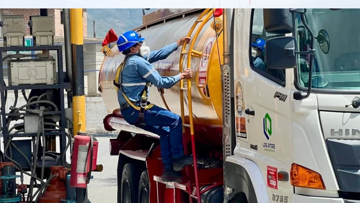Personal de la Agencia de Regulación y Control verifica el despacho de combustible.