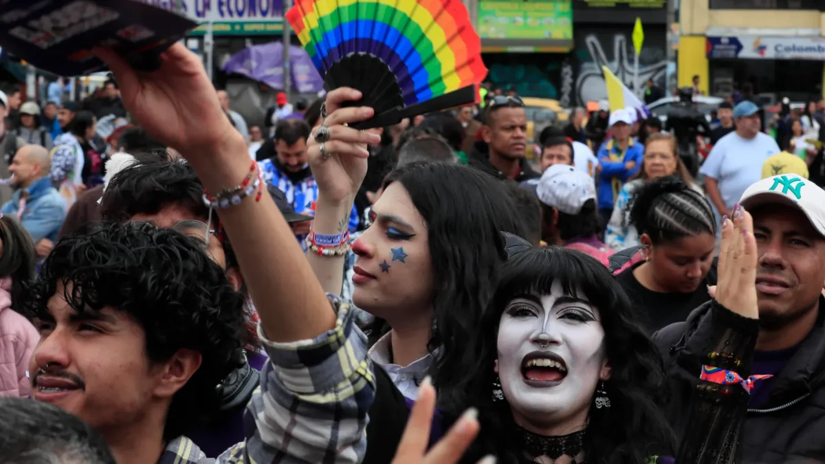 Jóvenes simpatizantes del candidato a la Presidencia de Colombia por el partido Pacto Histórico, Iván Cepeda, asisten a un evento de campaña en Bogotá (Colombia).