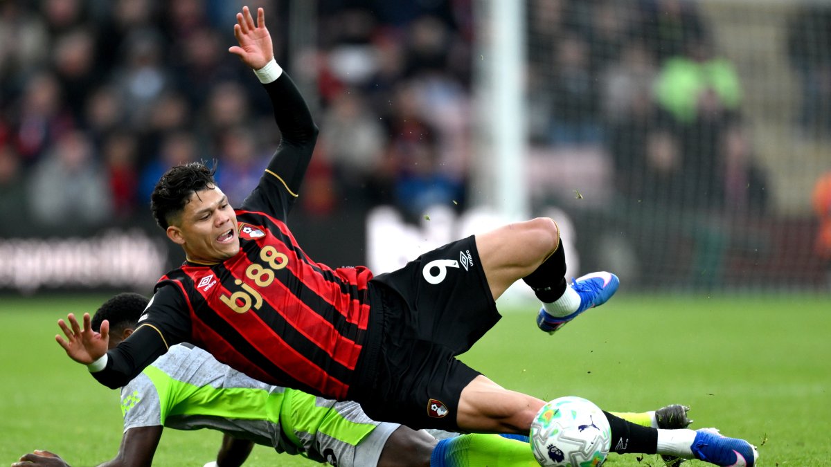 Evanilson del Bournemouth en acción con el Marc Guehi del Manchester City, que empataron 1-1.