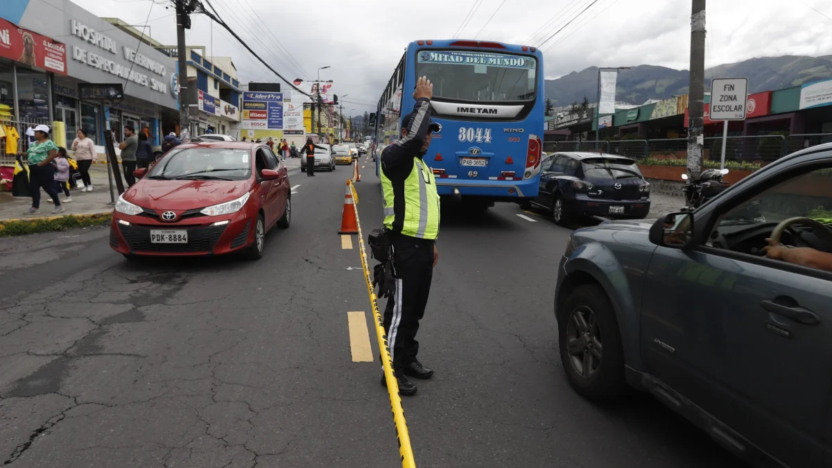 Agentes metropolitanos de tránsito realizan controles para verificar el cumplimiento del pico y placa.