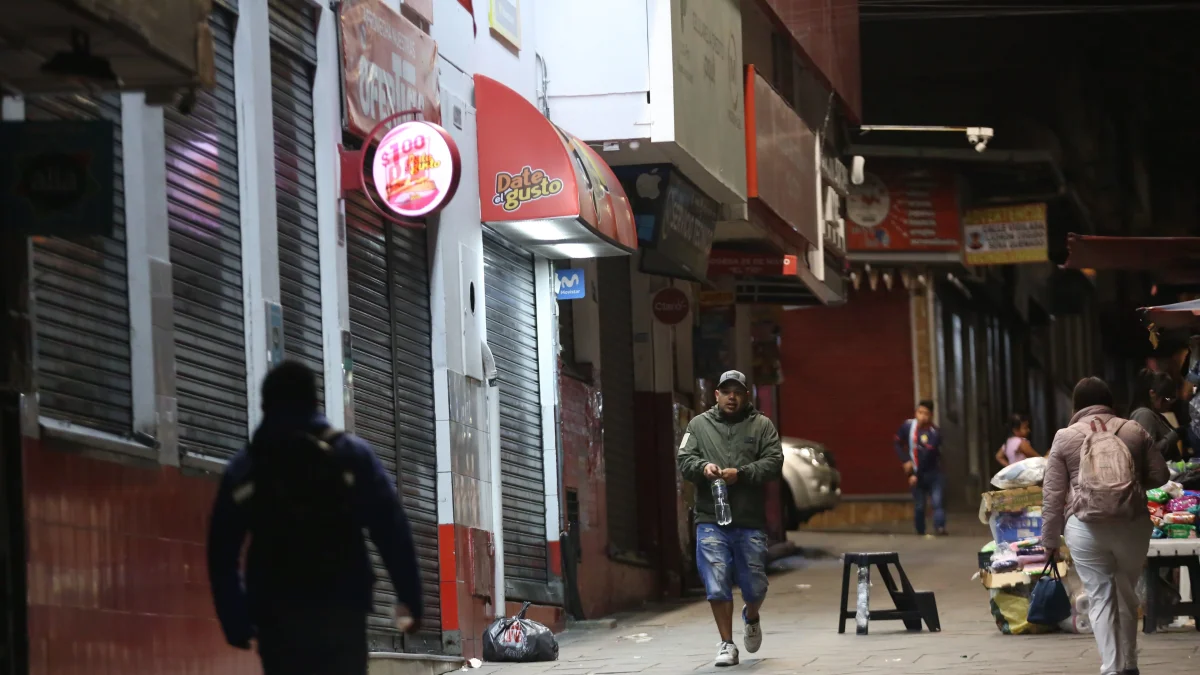 En tiempo de toque queda los negocios cierran más temprano y con ello se pierde de vender.