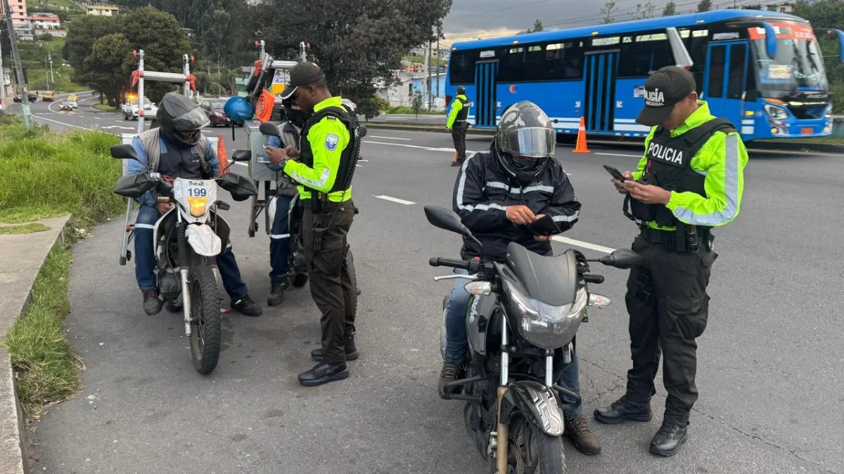 Imagen referencial. Efectivos de la Policía durante un control a motocicletas en Quito.