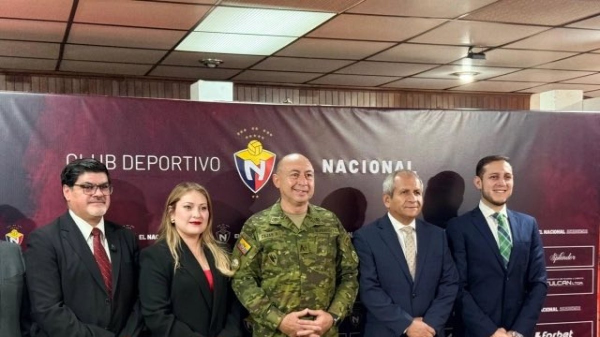 El general Ricardo Cajas (c) asumió la presidencia del Club Deportivo El Nacional el 17 de diciembre de 2025, tras la renuncia de Marco Vinicio Pazos.