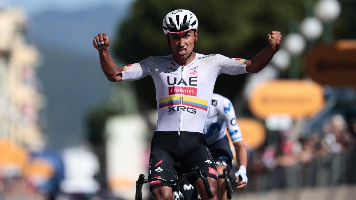 Jhonatan Narvaez celebra eufórico luego de pasar primero la meta de la etapa 11.