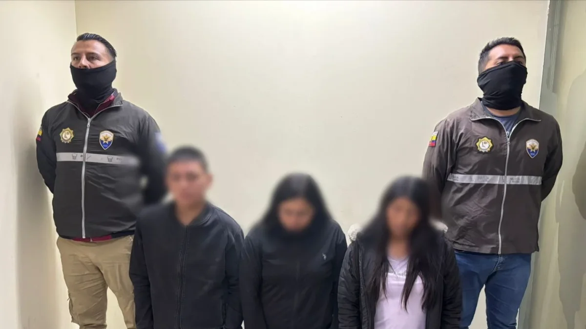 Tres personas fueron aprehendidas en el sur de Quito por presuntamente robar celulares en buses urbanos.