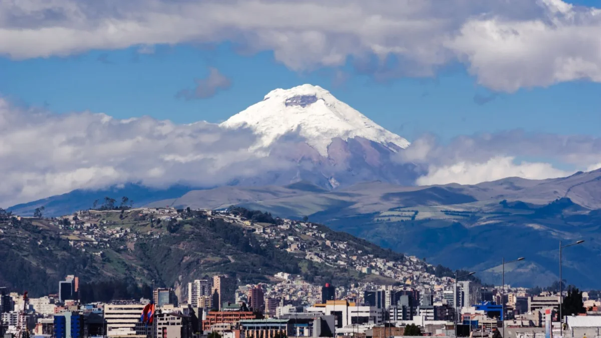 Quito se asienta en una hoya flanqueada por un río. Rodeada de cerros y valles, se ha ido desparramando como si quisiera alcanzar a la legión de nevados y volcanes que la vigilan.