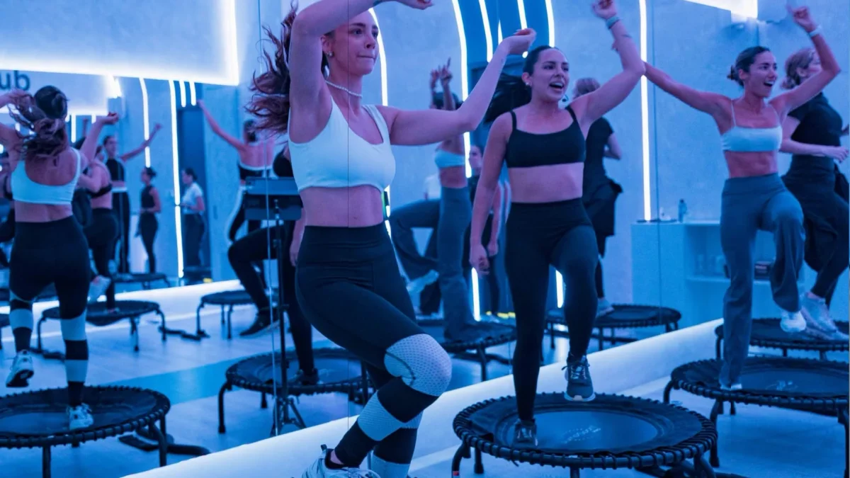 El rebounding es un ejercicio de bajo impacto realizado sobre un mini trampolín, que combina saltos con trabajo de fuerza usando pesas y ligas.