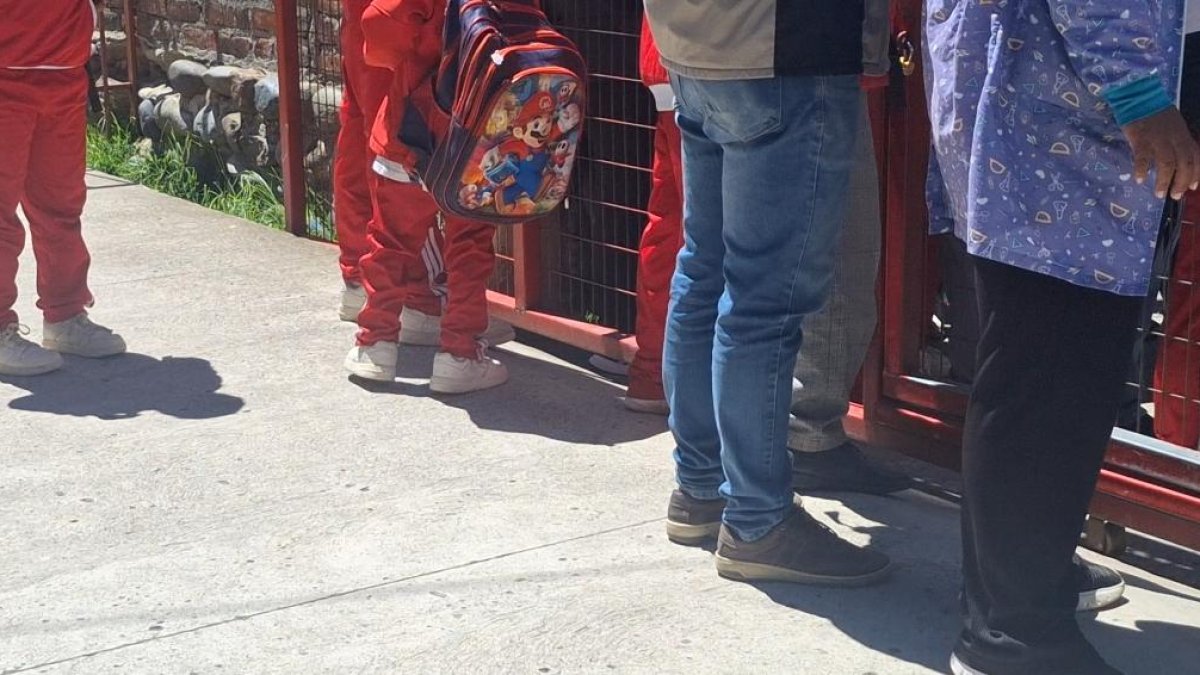 Padres de familias protestan en Cuenca por presunta agresión sexual a niña