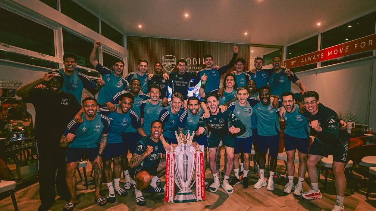 Piero Hincapié y su festejo viral tras el título del Arsenal en la Premier League 2025-26