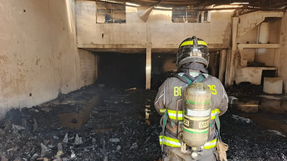 Una víctima mortal dejó un incendio en una mueblería del norte de Quito