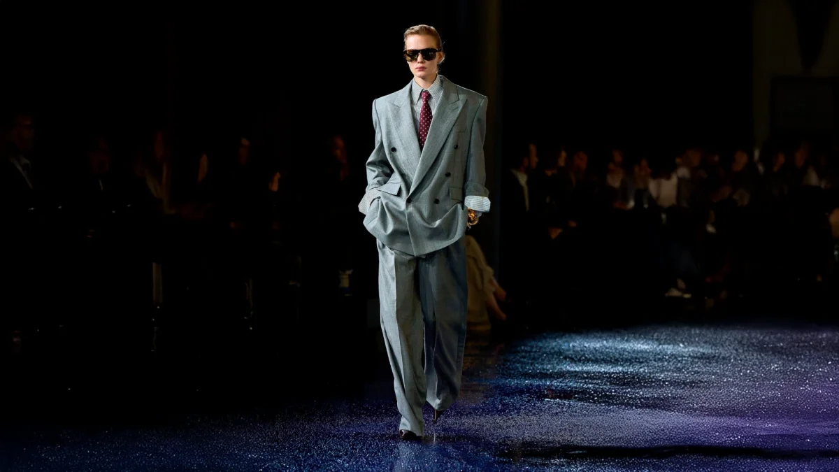 Saint Laurent llevó la corbata a la pasarela Primavera-Verano 2025 con una propuesta de sastrería oversize, donde el look se transforma en un gesto de poder, sofisticación y estilo femenino