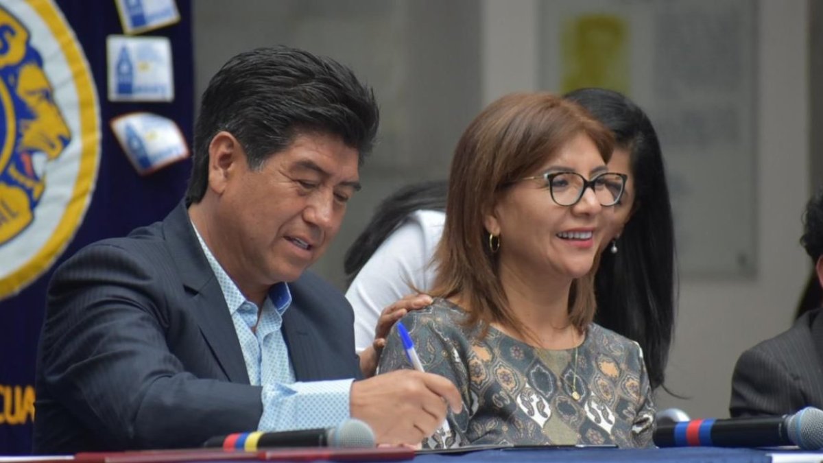 Lilia Yunda junto a su hermano, el exalcalde de Quito, Jorge Yunda.