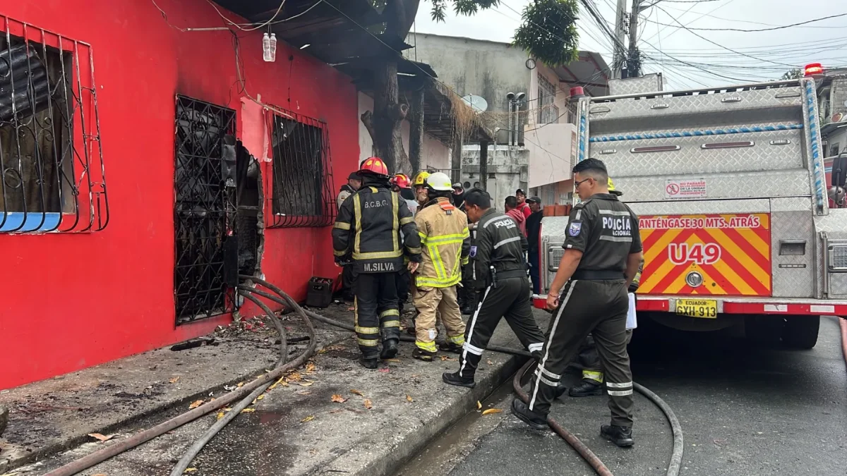 El incendio se registró alrededor de las 06:00 en una vivienda de la cooperativa Santiaguito de Roldós.