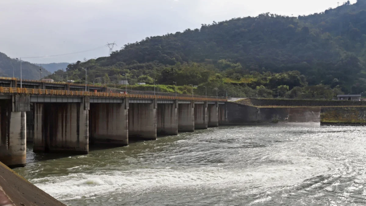 Coca Codo Sinclair reduce su operación por sedimentos y pone presión al sistema eléctrico de Ecuador