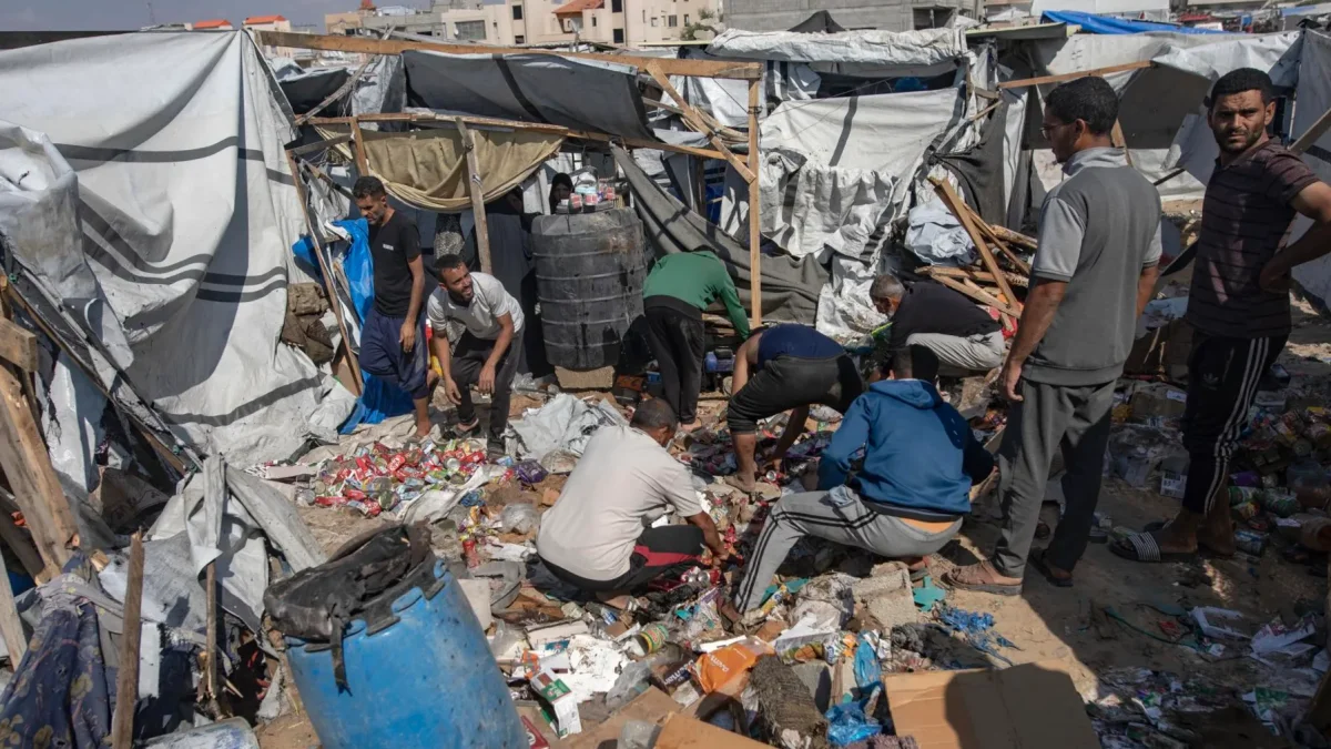 Palestinos inspeccionan los daños en sus tiendas de campaña en la zona de Al-Mawasi tras un ataque aéreo israelí, en la Franja de Gaza, el 21 de mayo de 2026.