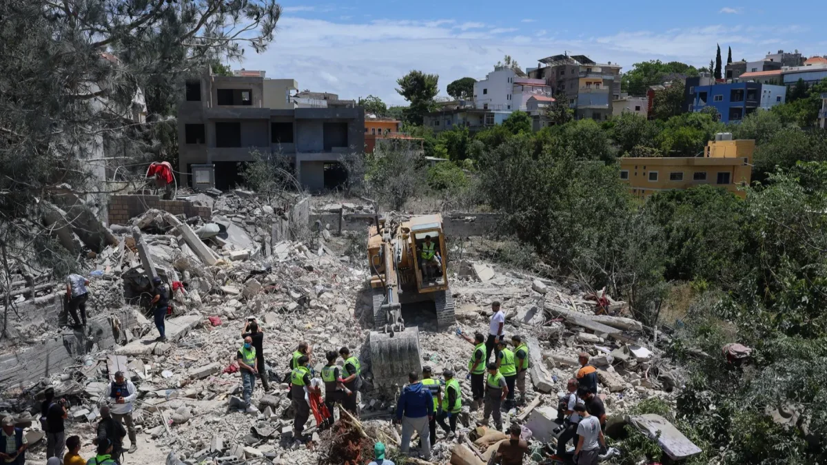 Los equipos de rescate libaneses buscan entre los escombros víctimas un día después de que un ataque aéreo israelí impactara Líbano, el 20 de mayo de 2026.