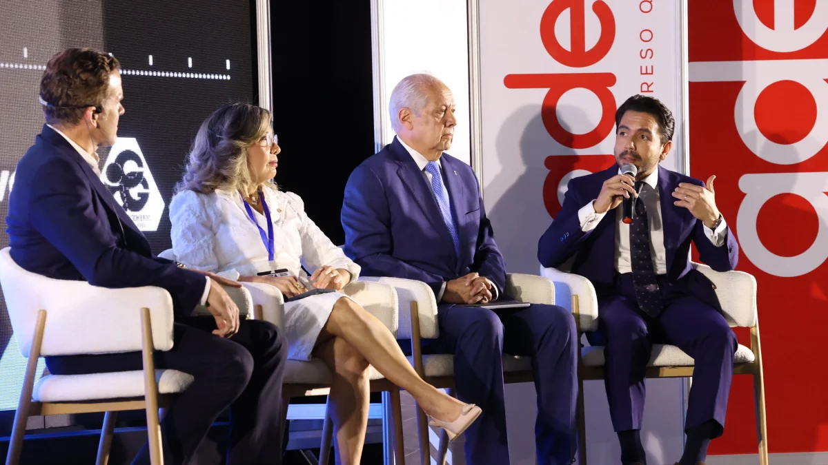 Alain Bross habla en la feria Edifica junto a Iván Andrande, Jacqueline Quezada y Alberto Acosta.