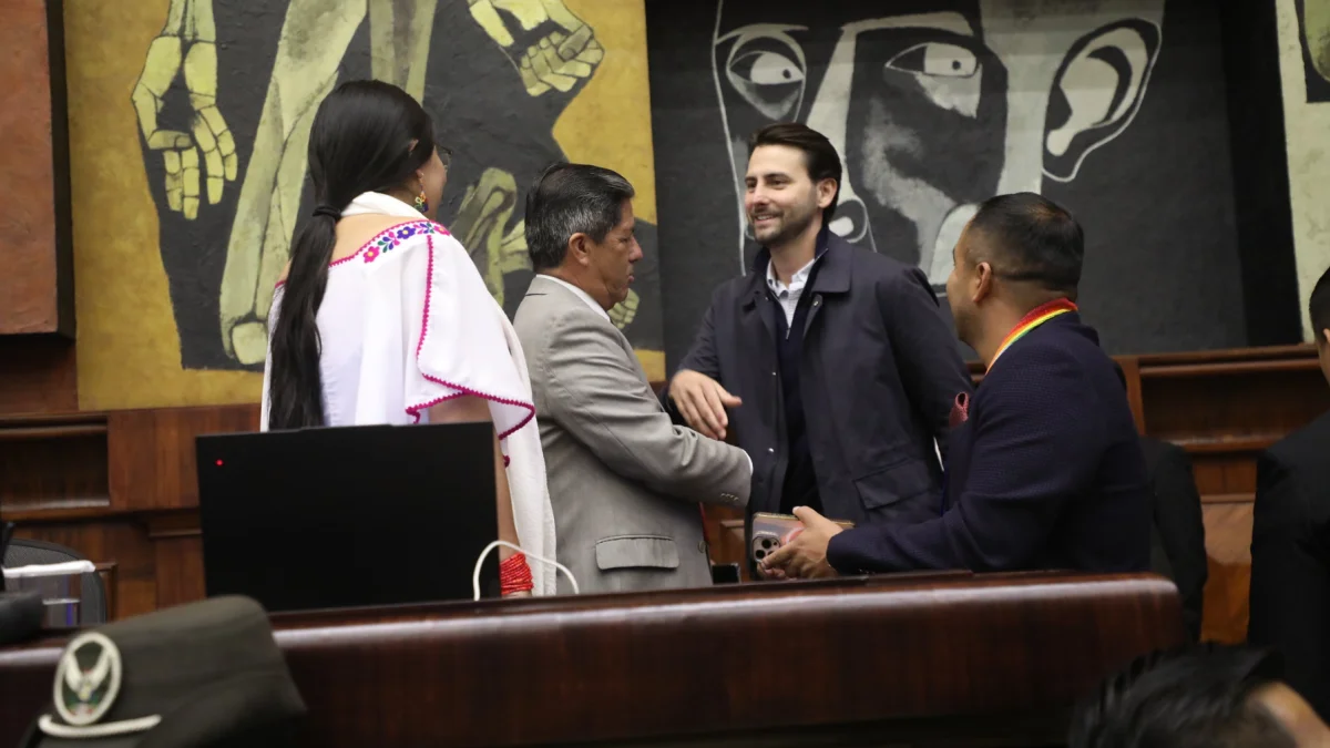 El presidente de la Asamblea, Niels Olsen, conversa y saluda con algunos de sus colegas.
