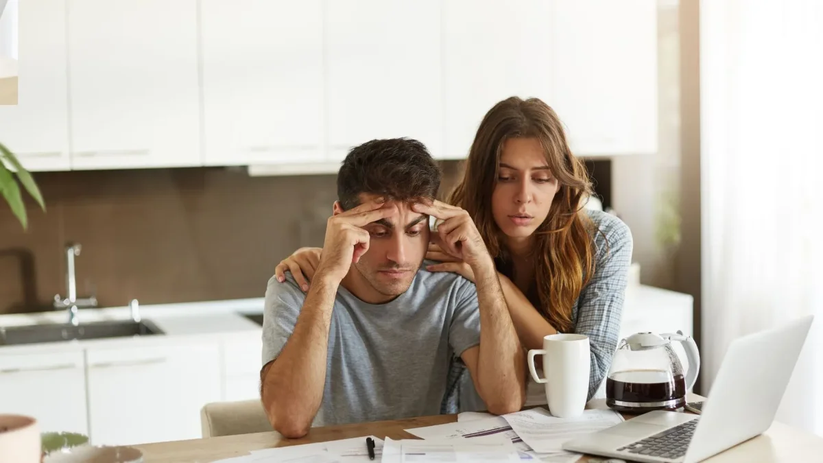 Salud mental y dinero en el Ecuador actual: la angustia silenciosa de trabajar con miedo