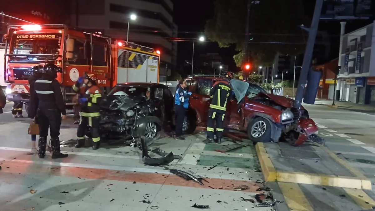 El choque entre los dos vehículos ocurrió en la avenida 10 de Agosto y Colón, en el norte de Quito.