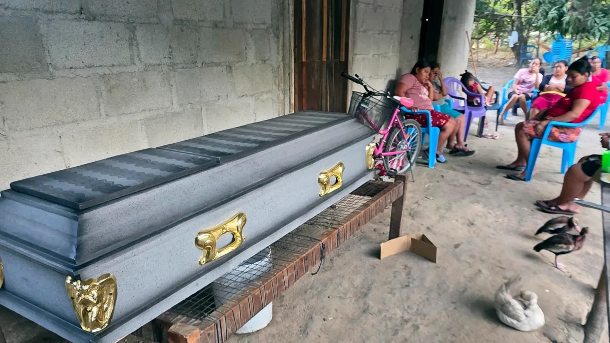 Familiares y amigos asisten a la velación de Martín Ramos este viernes, 22 de mayo de 2026, en la aldea Nueva Vida en Rigores (Honduras).