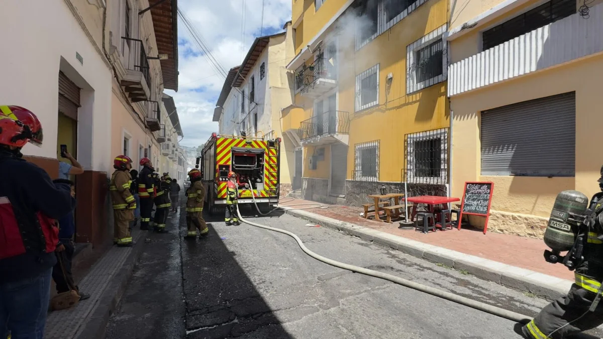 Explosión de tanque de gas provocó un incendio en el centro de Quito