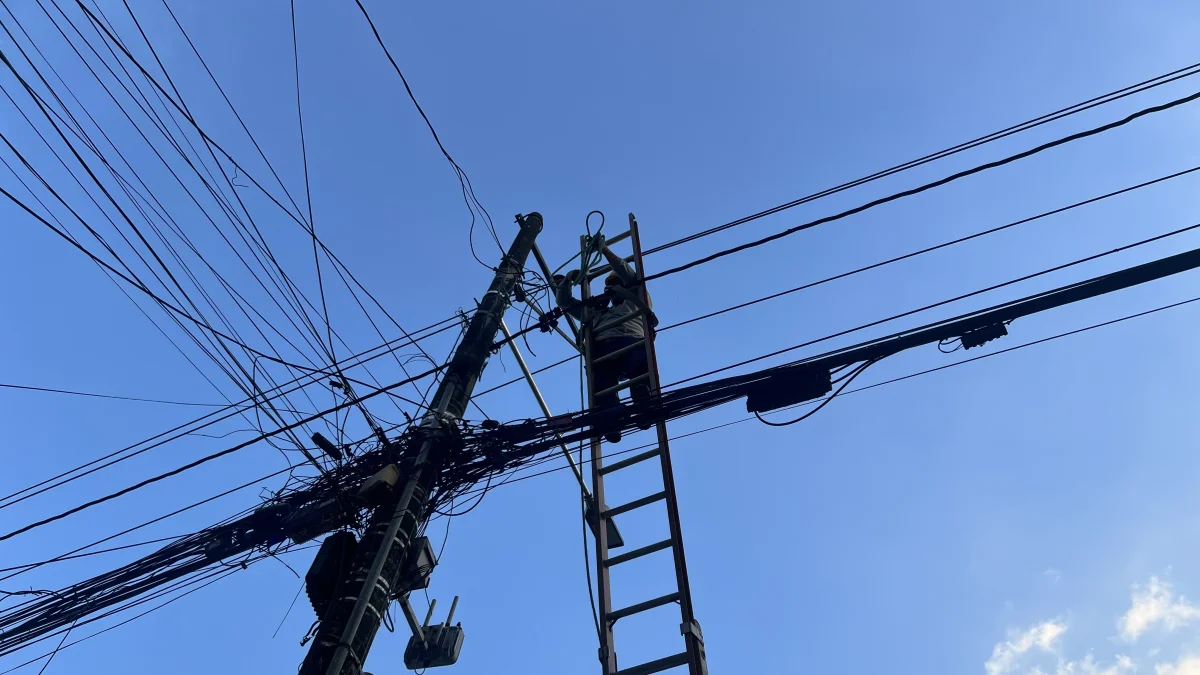 La gestión energética del Gobierno enfrenta cuestionamientos por retrasos en proyectos y soluciones temporales para evitar apagones.