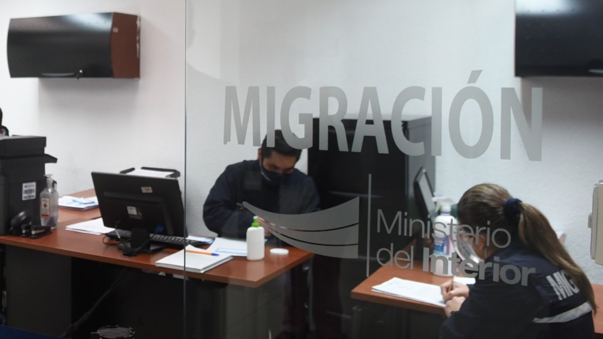 Funcionarios de Migración de Ecuador revisaron la información y detectaron que el viajero era requerido en Guatemala por violación.