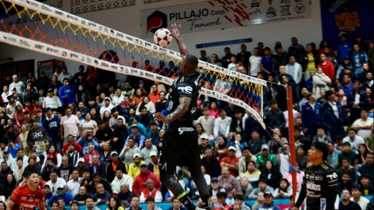 Astilleros y Mineros golpean primero en las semifinales de la Liga Nacional de Ecuavóley