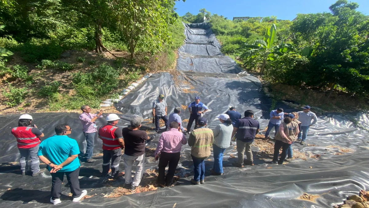 Municipio revisa zona afectada por deslave en Bosques de la Costa.
