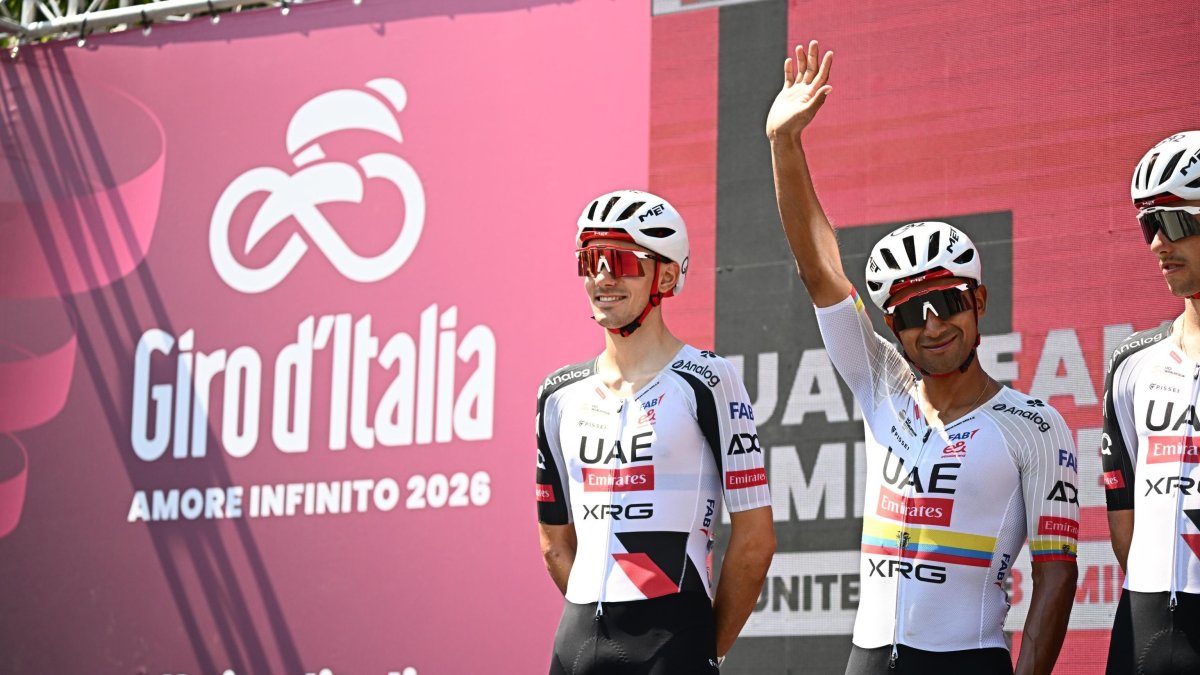 El ecuatoriano Jhonatan Narvaez (c) nuevamente en un podio con distinción en el Giro 2026.
