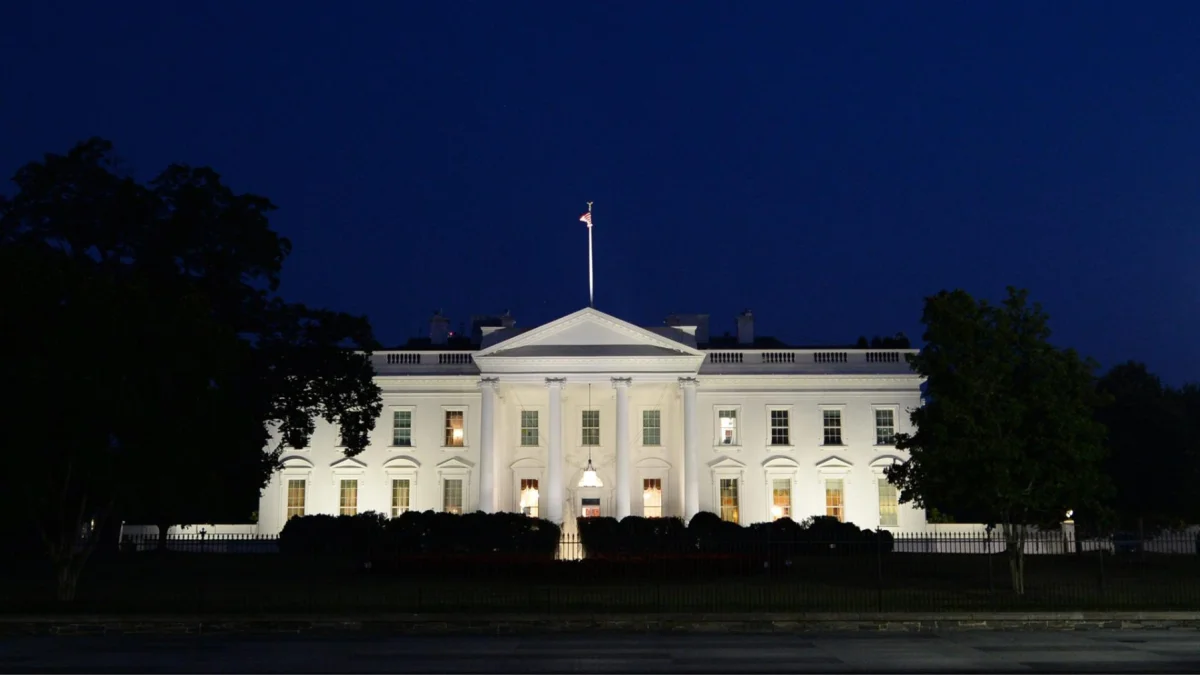 Tensión en Washington: la Casa Blanca entra en cierre de seguridad tras reportes de disparos