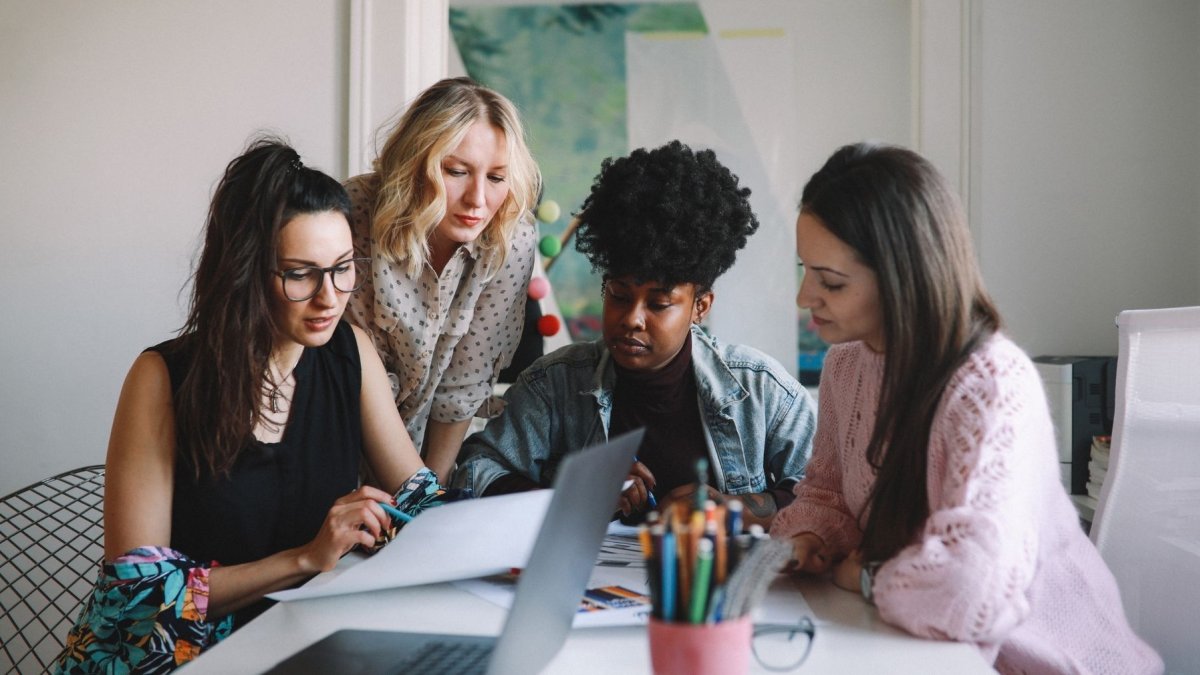 Mujeres ecuatorianas postergan la maternidad ante crisis económica y profesional actual