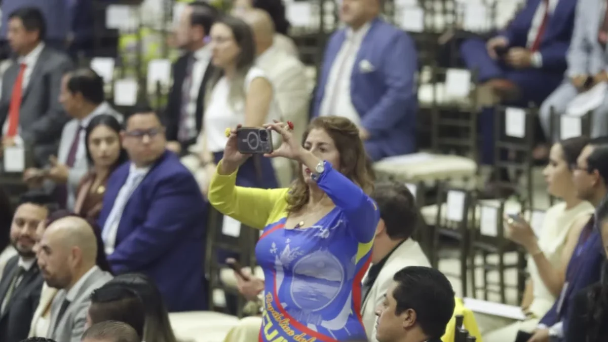 Gloria Barros llegó a la Asamblea Nacional con un vestido inspirado en la bandera de Ecuador previo al Informe a la Nación de Daniel Noboa.
