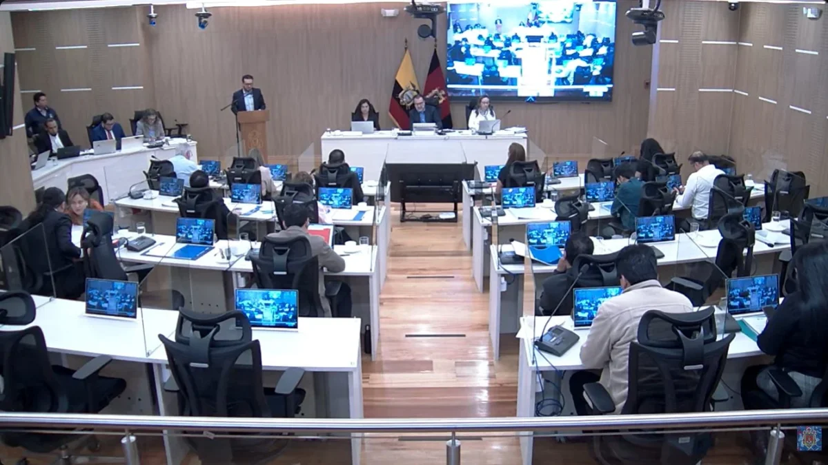 Quito: concejales piden cambio de orden del día para transparentar alza del pasaje